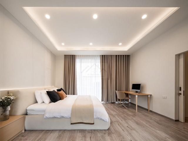 ขายบ้านเดี่ยวสไตล์พูลวิลล่า สีขาว Minimal 2 ชั้นสร้างใหม่ 100 ตรว. ซอยลาดพร้าว 64 พร้อมสระว่ายน้ำ ใกล้รถไฟฟ้า ใกล้รัชดา 4