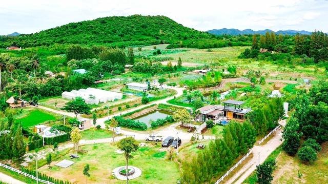 ขายรีสอร์ท 1 หลังวัดรางเสน่ห์ 1.7 กม. ปั๊มน้ำมัน พีที บ้านคา 3.4 กม. พร้อมที่ดิน 15 ไร่ ขาย 4 นอน 4 น้ำ กลางเมืองราชบุรี 4