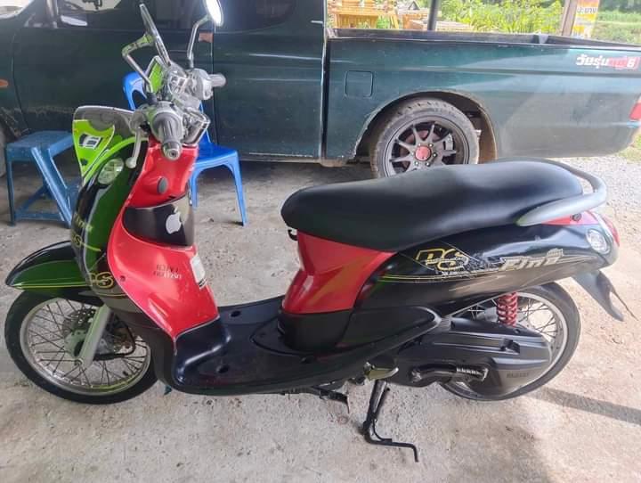 Yamaha Fino สีดำ แดง 2