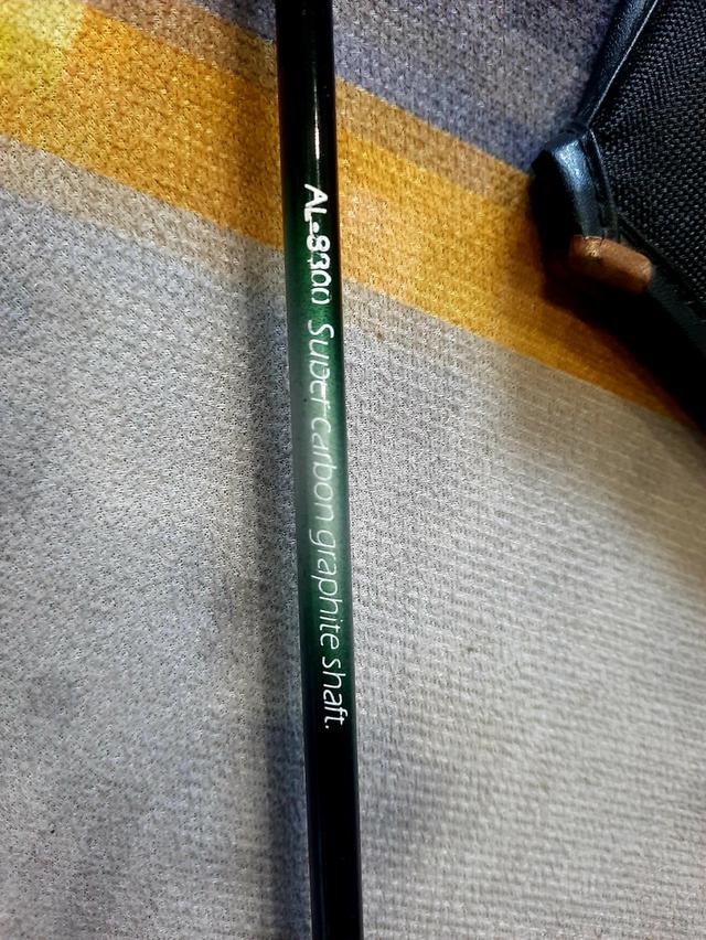 ขอขายไม้แบตมินตันของยี่ห้อ Victor รุ่น AL-8800 เป็นก้าน Super carbon graphite shaft มีน้ำหนักเบา ชั่งจริงได้ 97กรัม.made in Taiwan  6