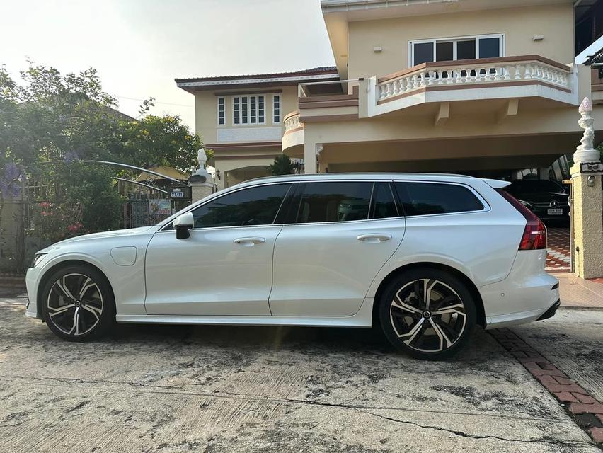 Volvo V60 ปี 2023 3