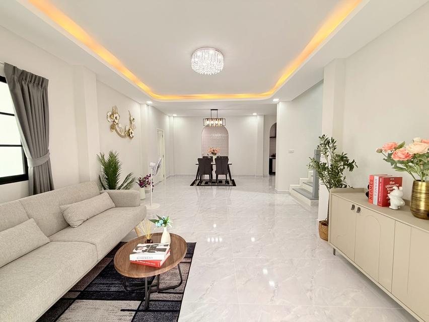 บ้านแฝด คลองสามวา เลียบคลองสอง ซาฟารีเวิลด์  หมู่บ้านพร้อมพัฒน์ 1 นัดชมบ้าน 085-318-6868 คุณวา 4