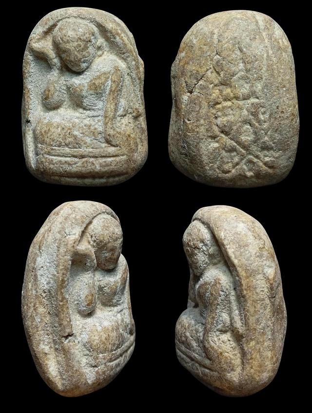 เปิดพระนางกวักเนื้อผงเก่าด้านหลังยันต์ไม่ทราบที่ชอบทักได้ครับ