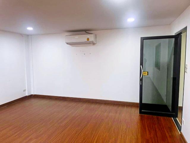 ใกล้รร.สตรีวิทยา 2 700 ม. 65 ตร.ว. 270 ตร.ม.. โชคชัย 4 ซอย 60-74 MRTโชคชัย 4 2.5 กม.ให้เช่าโกดังพร้อมออฟฟิศ 1 นอน 2 น้ำ 4