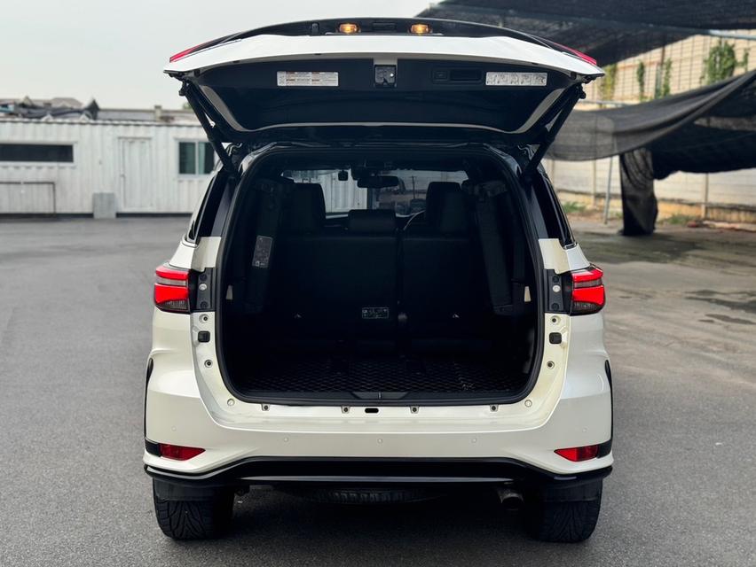 TOYOTA FORTUNER Wagon 4dr Legender 7st Auto 6spRWD 2.8DCT 4WD Y2021 สีขาว ออโต้  10