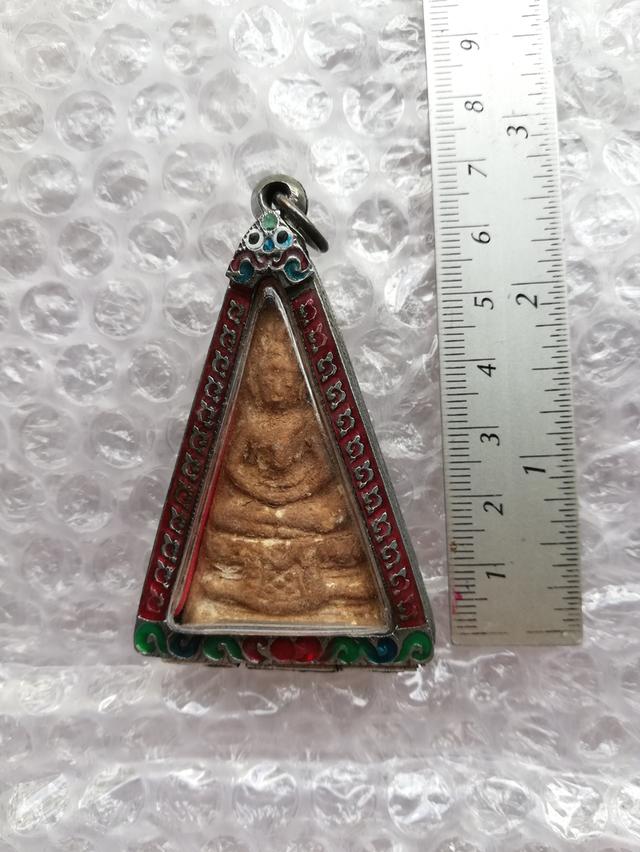 พระผงพิมพ์สามเหลี่ยมใหญ่ กรุวัดสามปลื้ม พ.ศ.๒๔๐๐-๒๔๘๓(เลี่ยมกรอบเงินทรงโบราณแกะลายไทยลงสีสวยงาม)