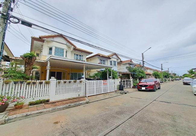 ขายบ้านแฝด หมู่บ้านชวนชื่น ศรีนครินทร์-เทพารักษ์ เนื้อที่ 36 ตร.ว. 2 ชั้น 3 นอน 2 น้ำ 2