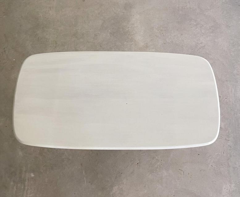 โต๊ะกลางทำจากไม้สีขาว