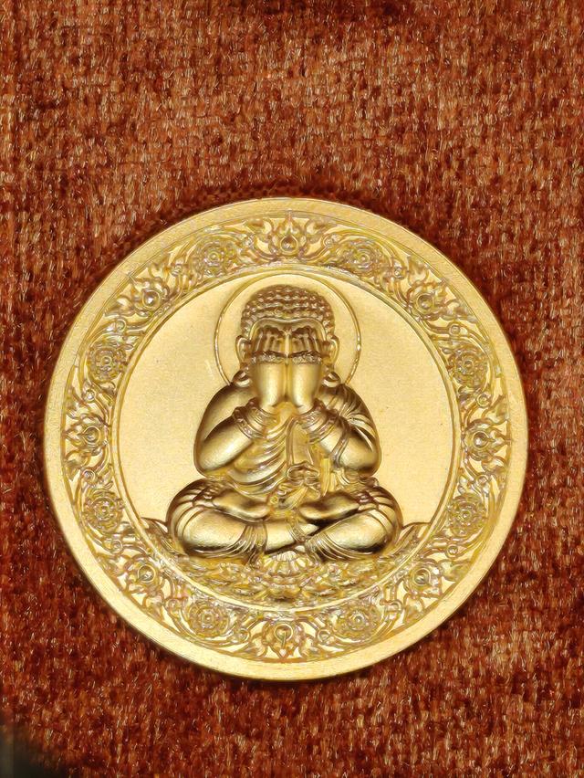 พระปิดตา โคตรเศรษฐี ครูบาอริยชาติ เนื้อชุบน้ำทองแท้ No. 151 วัดแสงแก้วโพธิญาณ  เชียงราย