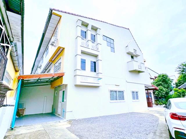 หลังสุดท้าย นิคมบางชัน 1.1 กม เสรีไทย 77-85 สวนสยาม100ม. MRT ราษฎร์พัฒนา ให้เช่าทาวน์โฮม 3 ชั้น 49 ตร.วา.200 ตร.ม. พร้อม 2