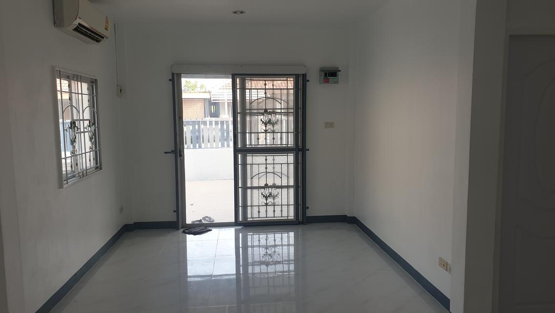 บ้านแฝดเนื้อที่กว้างทำเลดี เดินทางเข้าเมืองสะดวก 1