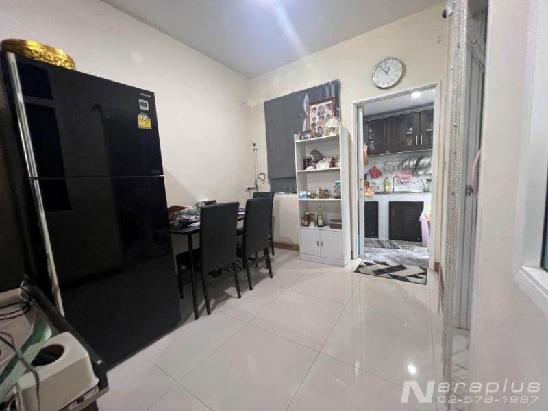 68040500 : ขายทาวน์เฮ้าส์ 2 ชั้น ห้องมุม หน้ากว้าง 5.5 เมตร บนที่ดินขนาด 16.7 ตรว. หลังบ้านไม่ติดใคร(เป็นสวน) หมู่บ้านโกลเด้น ทาวน์ วิภาวดี-แจ้งวัฒนะ 6