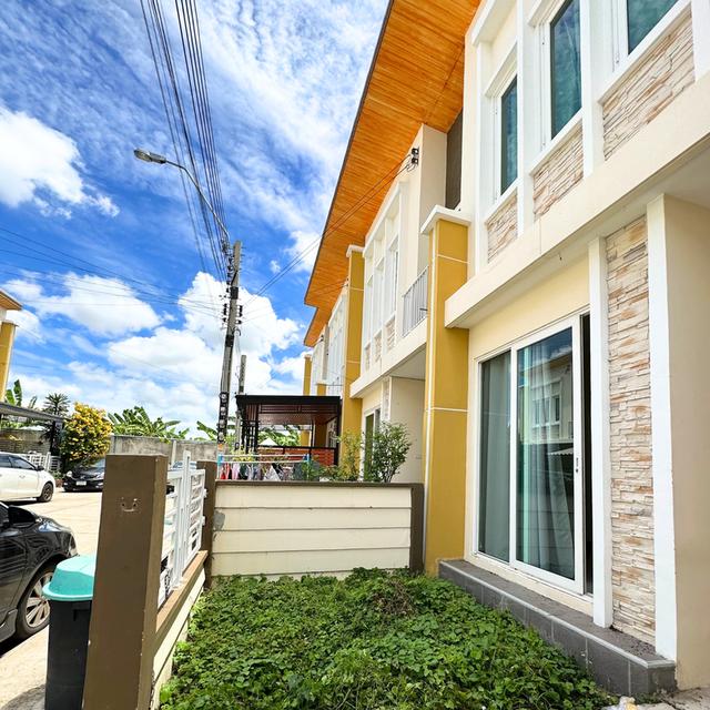 หมู่บ้านโกลเด้นทาวน์ ศรีนครินทร์ สุขุมวิท 3