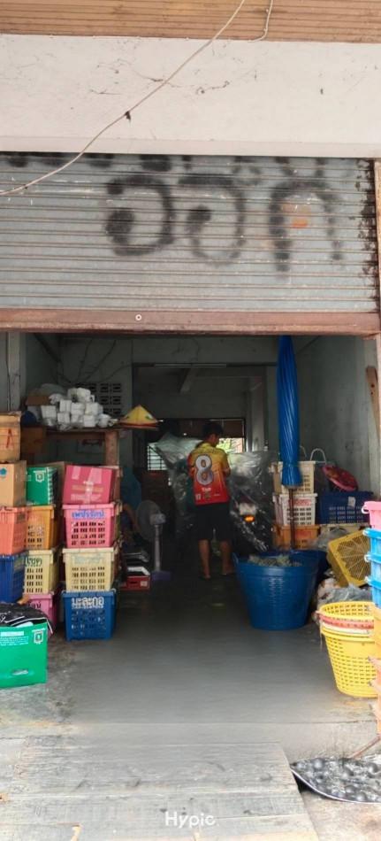 ขายถูกมาก!! อาคารพาณิชย์ 1 คูหา ตลาดอมรนคร นาเกลือ ชลบุรี, 18 ตร.ว. 268 ตร.ม.*ขายพร้อมผู้เช่า*