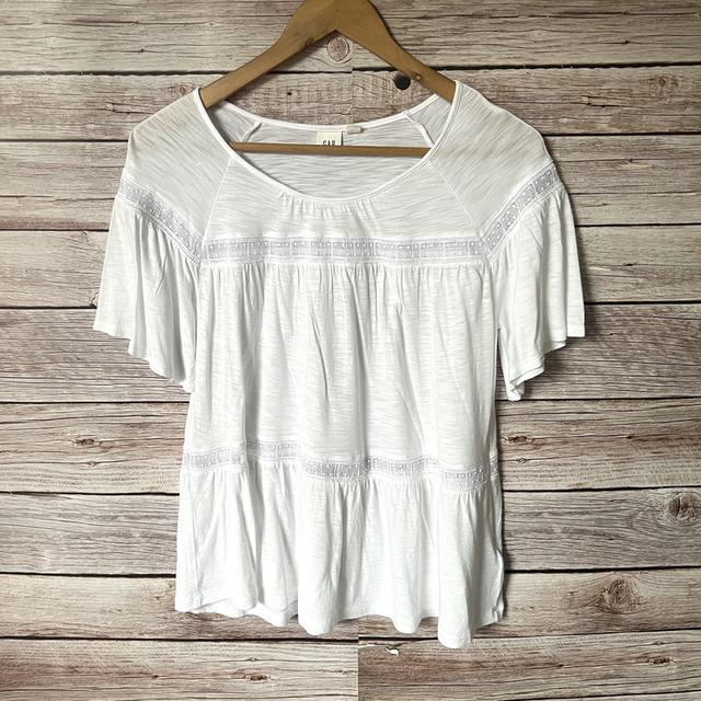 เสื้อยืดแต่งลูกไม้ gap