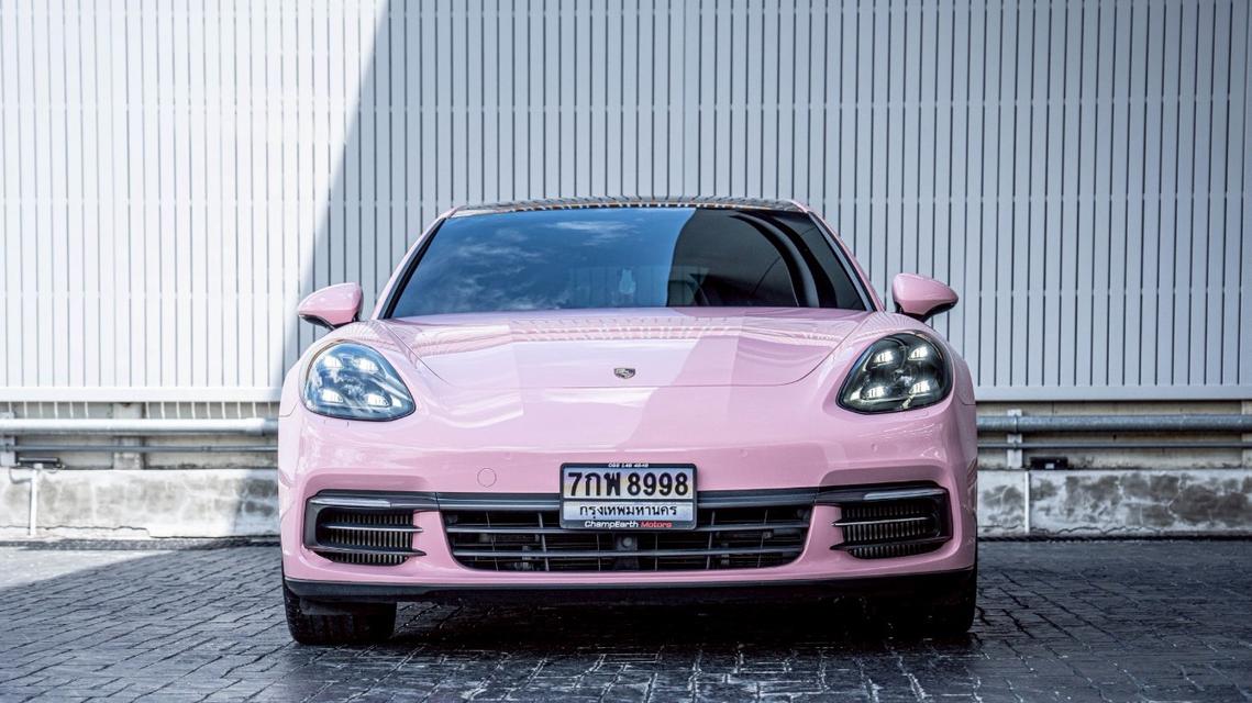 Porsche Panamera 4 E-Hybrid Executive 2018 สีขาว Wrap กันรอยสีชมพู รูปที่ 2