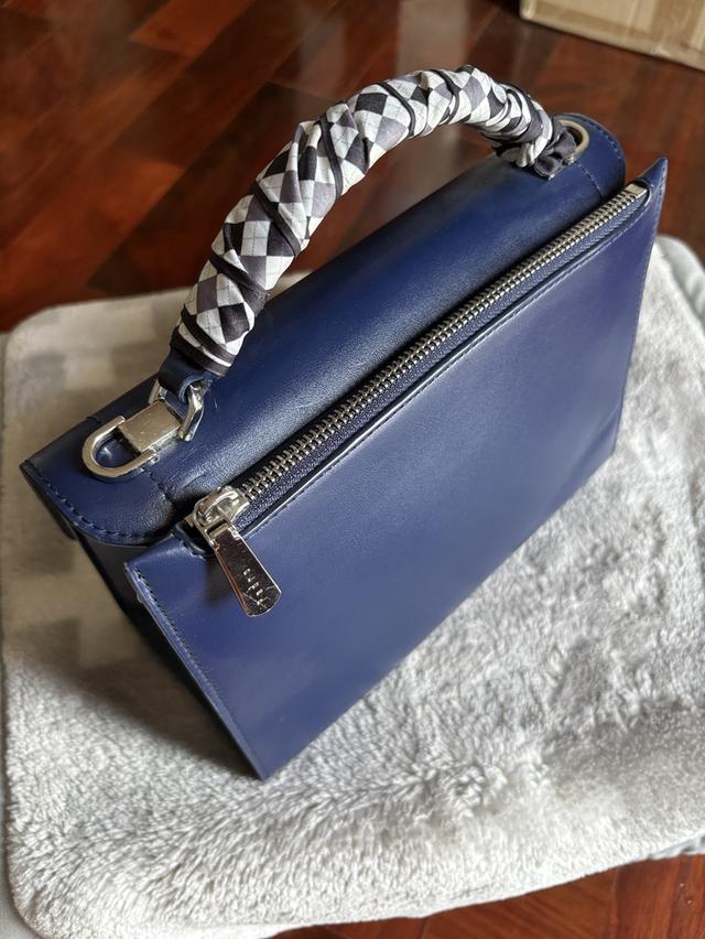 กระเป๋าสะพายมีหูจับมือสอง