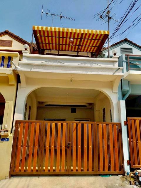 ติดถนนพระราม2 66-70 บิ๊กซี พระราม 2 500 ม.ทาวน์โฮม 2 ชั้น 2 น้ำ 27 ตร.วา. 220 ตร.ม. 3 นอน พร้อมเฟอร์ แอร์ 2 ตัว เซ็นทรัล