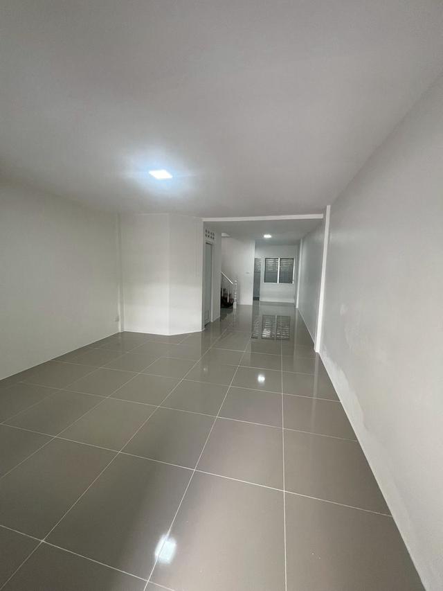 ขายทาวน์เฮาส์ 2 ชั้น เนื้อที่ 18 ตรว. ถนนเมน หมู่บ้านพนาสนธิ์ 6 ถนนนิมิตใหม่ 7 แขวงมีนบุรี เขตมีนบุรี กรุงเทพมหานคร  3