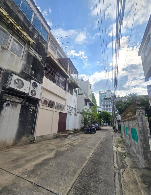 ขายด่วนทาวน์โฮม เหมาะทำโฮสเทล สุขุมวิท 65 (N.2336) 2