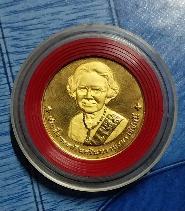 รูป เหรียญที่ระลึกอนุสรณ์การพระราชพิธีถวายพระเพลิงพระบรมศพสมเด็จย่า เนื้อทองคำ 20 กรัม พร้อมกล่องเดิมๆ 