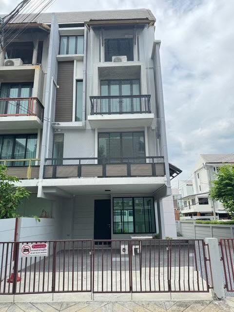 ให้เช่าทาวน์โฮม 4 ชั้นหลังมุม 225 ตรม. โครงการ อารียา แมนดารีนา ถนนอ่อนนุช   Areeya Mandarina Sukhumvit 77 (ถนนสุขุมวิท 77) ใกล้ MRT ศรีนุช
