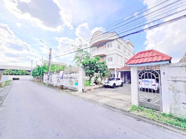 มีสนามหญ้าหน้าบ้าน 178 ตร.วา.แฟชั่น 1.6กม.ขาย ให้เช่า บ้านหลังใหญ่ 3.5ชั้น 4นอน 4น้ำ 720 ตร.ม. MRT คู้บอน 900 ม.ถ.รามอิน 1