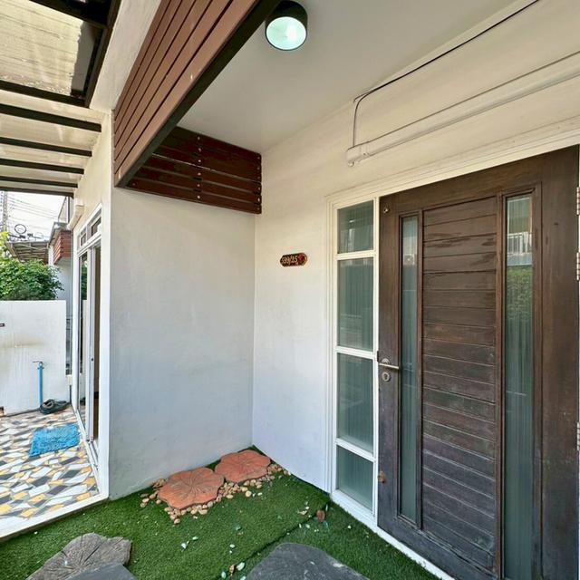 ขายถูกมาก!!  ทาวน์โฮม 2 ชั้น  อารียา เดอะคัลเลอร์ 1 ( Areeya The Color 1 ) อยู่ต้นโครงการ ตกแต่งเต็มพื้นที่ เปิดเป็น Home office ได้เลย ใกล้รถไฟฟ้า สา 2