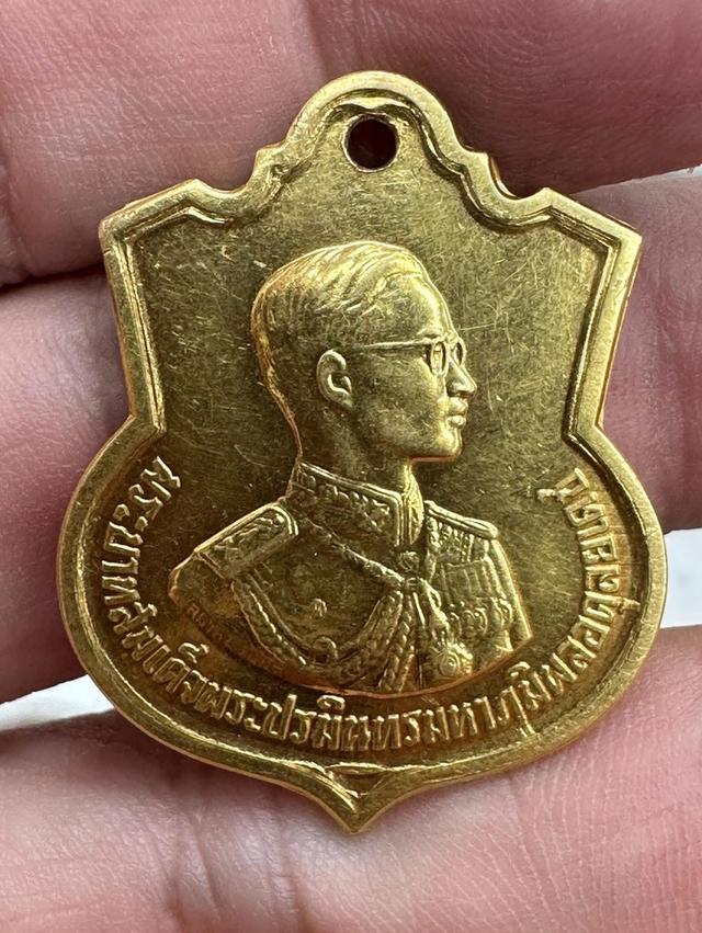 เหรียญที่ระลึกในหลวงรัชกาลที่ 9 รุ่นอนุสรณ์มหาราช (เสมา 3 รอบ) ปี พ.ศ. 2506
