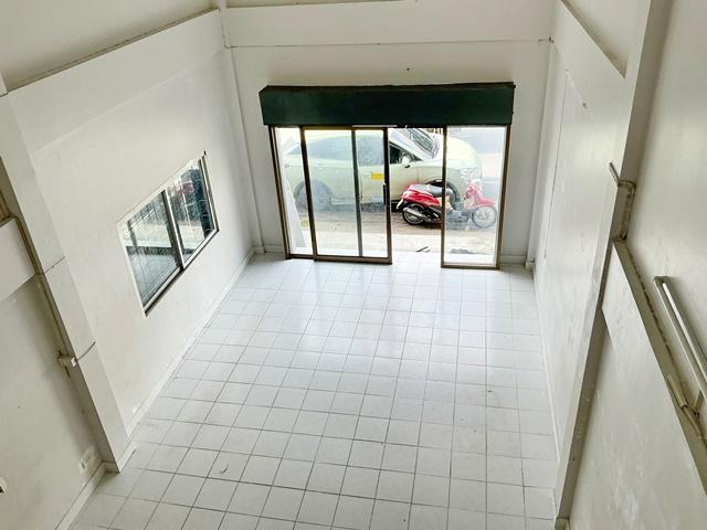 Lotus อาคารพาณิชย์ 3.5 ชั้น Big C เคหะร่มเกล้า 150 ม. 7-Eleven 50ม. 2แห่ง 3นอน 3น้ำ 20ตรว. 280ตรม. ให้เช่า ราคา 11,999 บ 5