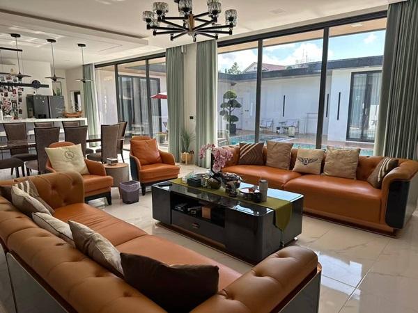 Luxury villa with a private swimming pool for sale in Phuket City. Conveniently 8