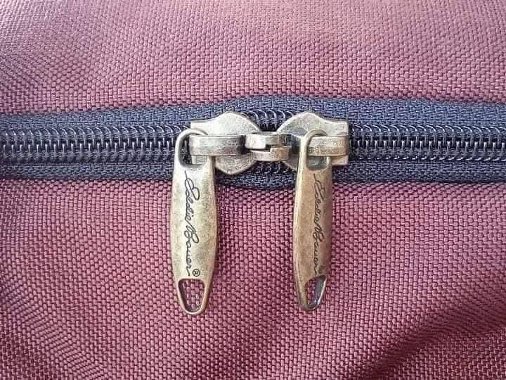 EDDIE BAUER กป.สะพาย+ถือทรงกล่อง ช่องใช้งานหลายช่อง ใส่อุปกรณ์กล้อง หรือของใช้อื่นๆ หัวซิปล็อคกุญแจได้ สภาพดี รูปย่อยที่ 4