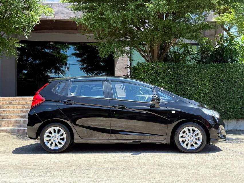 2019 HONDA JAZZ GK รถมือเดียวออกป้ายแดง รถวิ่งน้อย เข้าศูนย์ตามระยะ รถไม่เคยมีอุบัติเหตุครับ