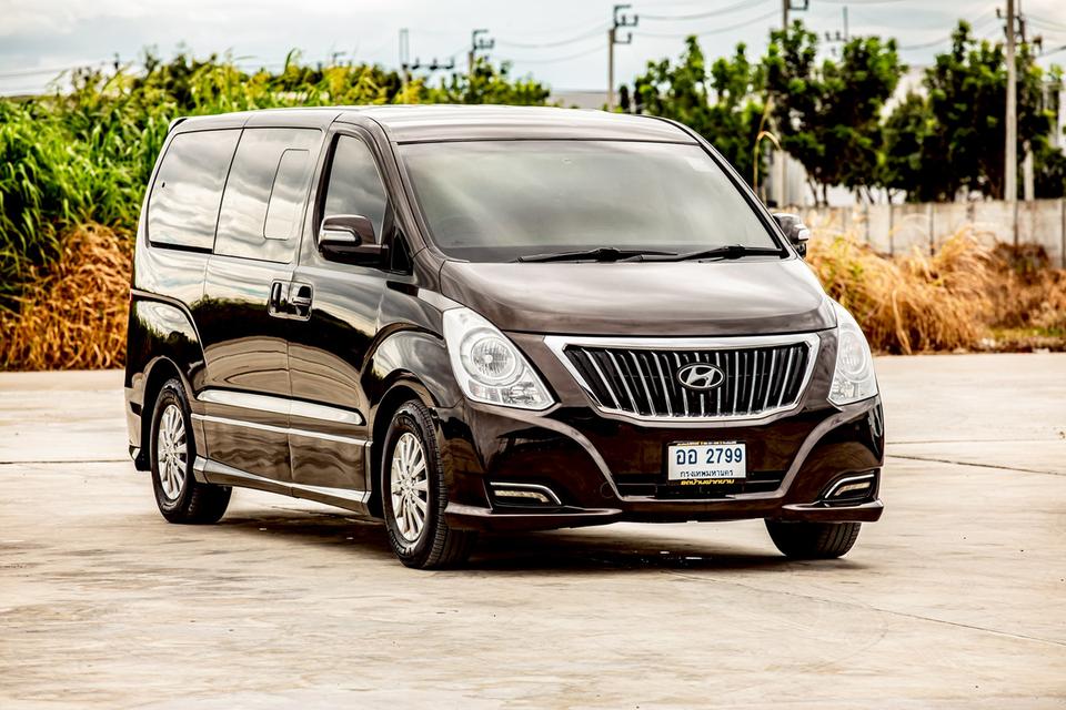 Hyundai H-1 ELITE 2.5 ดีเซล ปี 2016 สีน้ำตาล มือเดียวป้ายแดง  3