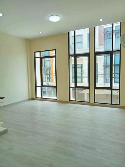 ให้เช่าทาวน์โฮม 3.5ชั้น 21ตร.ว.MRT ศรีลาซาล 1.3กม 3นอน เซ็นทรัล บางนา 600 ม. . 270 ตร.ม. มอนเตสซอรี่ อะแคเดอมี่ 200 ม. 4 3