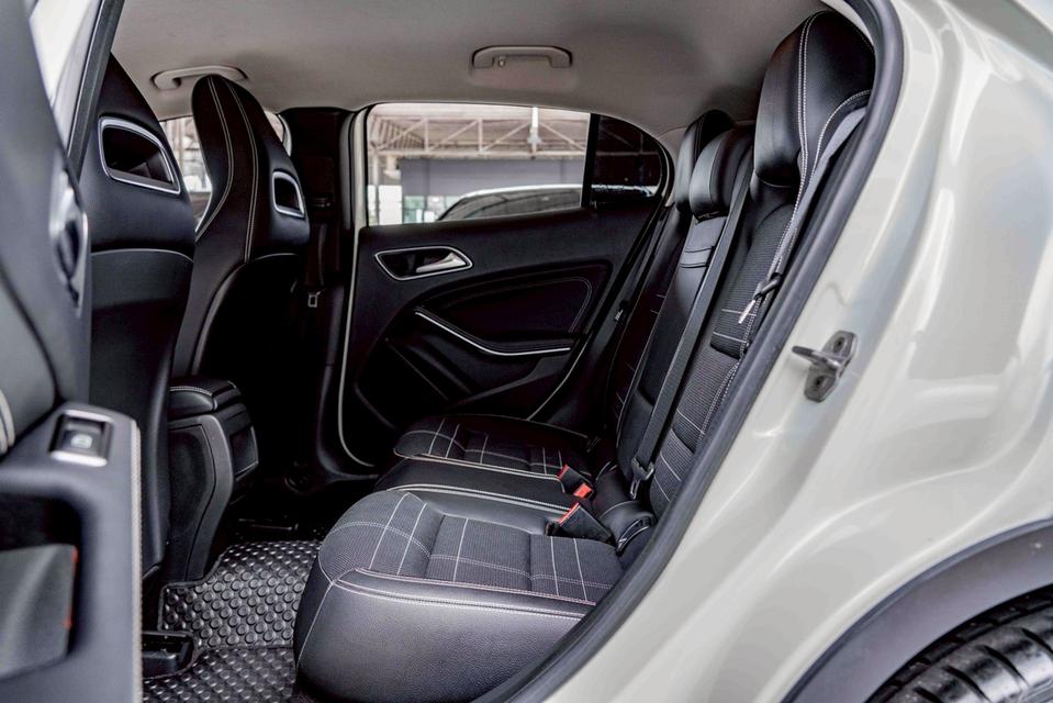 รหัสรถ NP1673 รุ่นรถ : BENZ GLA200ปีรถ : 2015 14