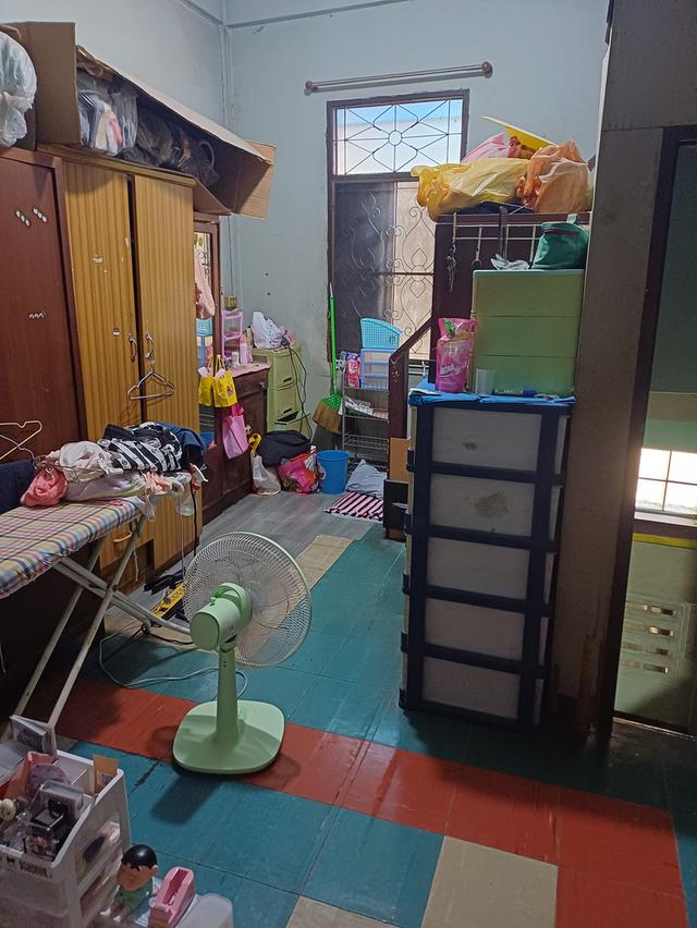 บ้านตึกแถวสามชั้น ใกล้ริมน้ำห่างจากถนนใหญ่ประมาณยี่สิบเมตร เหมาะพักอาศัย ทำร้านอาหารหรือเกสเฮาร์ก็ดี 11