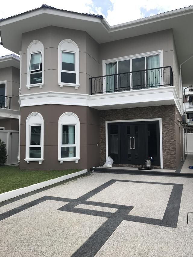 บ้านเดี่ยว สไตล์โมเดิร์นร่วมสมัย สร้างใหม่ตกแต่งพร้อมเข้าอยู่ ใจกลางเมือง ย่านทำเลทอง เดินทางสะดวก ถนนเชื่อมต่อหลายสาย ไหล่ทางด่วน และห้าง 4