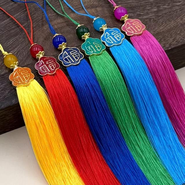 พู่ห้อยประดับตกแต่ง สีสวย เงางาม ขั้วประดับด้วยงานเคลือบสีอีนาเมล ยาวประมาณ 14 cm.