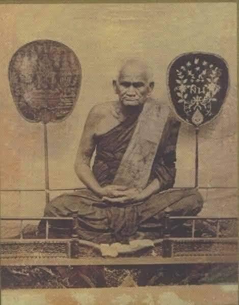 รูปหล่อหลวงพ่อเงิน วัดบางคลาน“รุ่นปืนแตก ปี 2528”(พิมพ์เศียรโตนิยม)คราบดินเบ้าเดิมๆดูเข้มขัง(พร้อมเลี่ยมเงินแท้หนายกซุมหัวหิงส์)