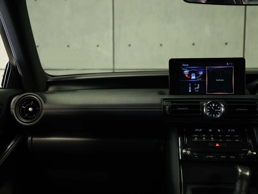 2023 Lexus IS300h 2.5 (ปี 13-26) Luxury Sedan AT B4304 รูปที่ 14