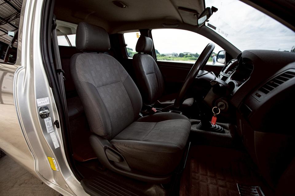 Toyota Vigo Champ Cab 2.5J ดีเซล เกียร์ธรรมดา ปี 2011 สีเทา มือเดียวป้ายแดง 12