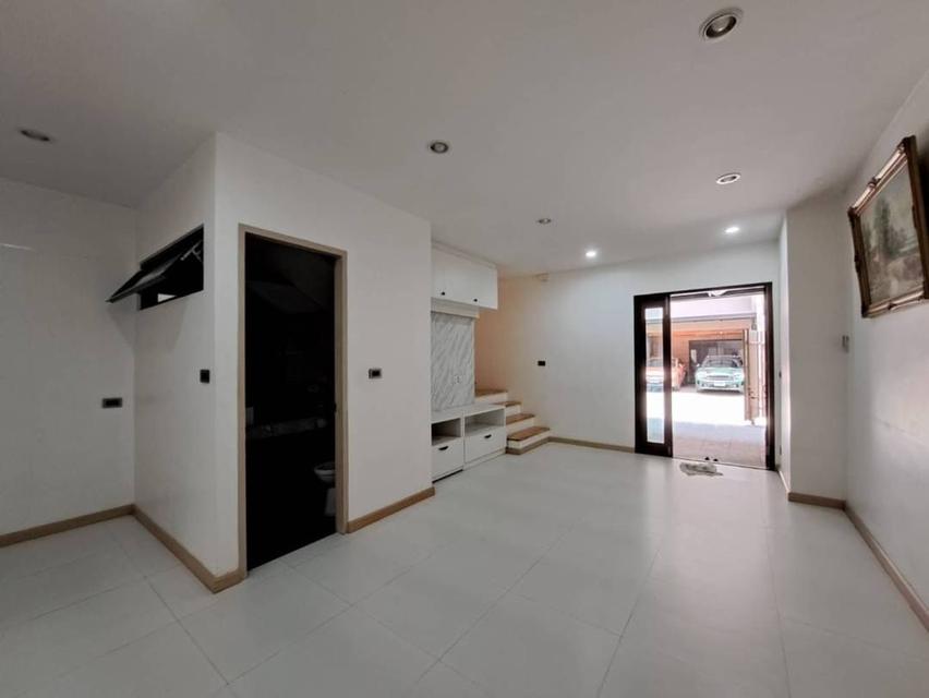 ให้เช่าบ้านใหม่ทั้งหลัง 3 ชั้น ครึ่งสไตล์ Loft Modern เพดานสูง พร้อมเฟอร์ 3 นอน 3 น้ำ บนถนนแจ้งวัฒนะ ใกล้รร. นานาชาติ ใกล้บีทีเอส สามัคคี สายชมพู 3