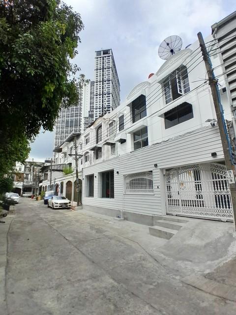 ขายทาวน์เฮ้าส์ 3 ชั้น 2 คูหา 52 ตรว. 700 ตรม. ทำเลทอง พระราม 9 ซอย 11 ** พร้อมผู้เช่า Yield 6.2% ต่อปี 1