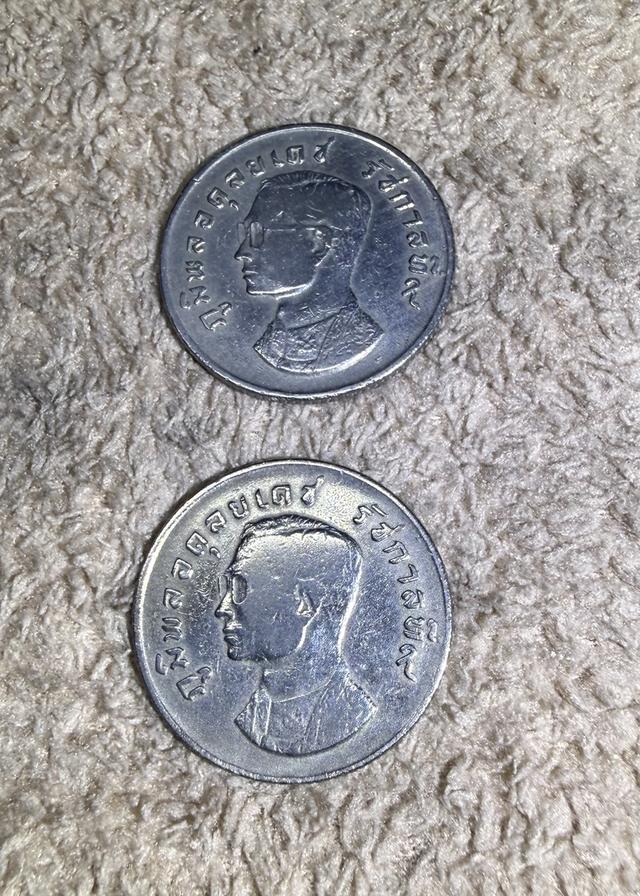 เหรียญ 1 บาท หลังครุฑ 2517 ผ่านการใช้งาน 2 เหรียญ