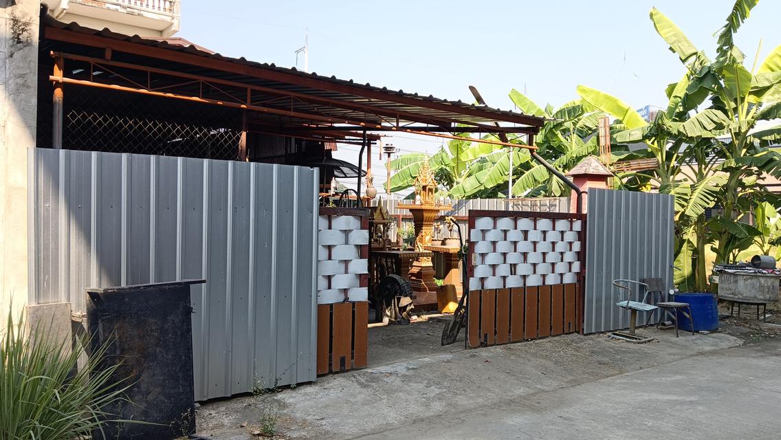 ที่ดินพร้อมตึกติดสี่แยกไฟแดง ติดถนน340 ด้านหน้าด้านหลังติดถนน 7