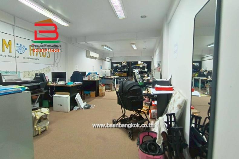 อาคารพาณิชย์ ปากซอยลาดพร้าว 69 เนื้อที่ 24 ตรว. (ใกล้BTSลาดพร้าว71) ถนนลาดพร้าว แขวงสะพานสอง เขตวังทองหลาง 4