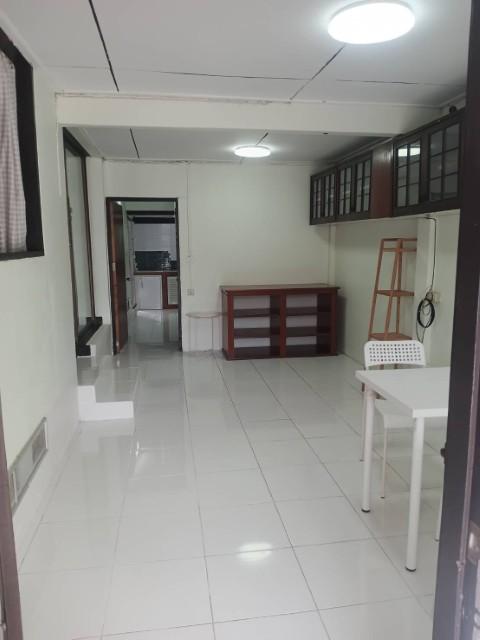 ให้เช่าบ้านเดี่ยวชั้นเดี่ยว เนื้อที่ 50 ตารางวา ถนนลาดพร้าว87 แอร์เฟอร์บางส่วน มี3นอน3น้ำ ราคาเช่าเดือนละ18,000บาท รีโนเ 2