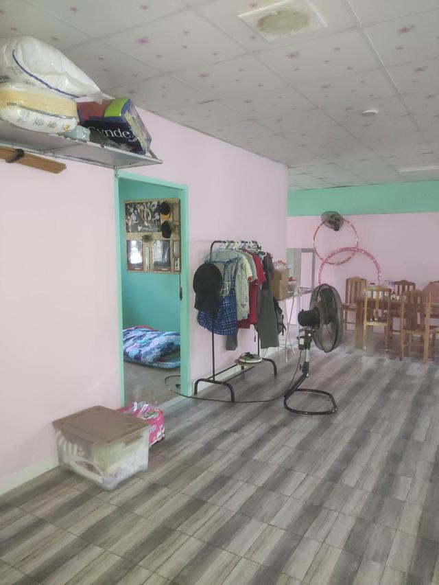 ขายบ้านพร้อมกิจการ ขนส่ง ถ่ายเอกสาร ฯลฯ และโรงสี บ้าน 3ห้องนอน 2 ห้องน้ำ ออฟฟิต ห้องโถง ครัว เป็นที่ดิน สองแปลง บ้าน 250ตารางวา โรงสี 275 ตารางวา ขาวร 12