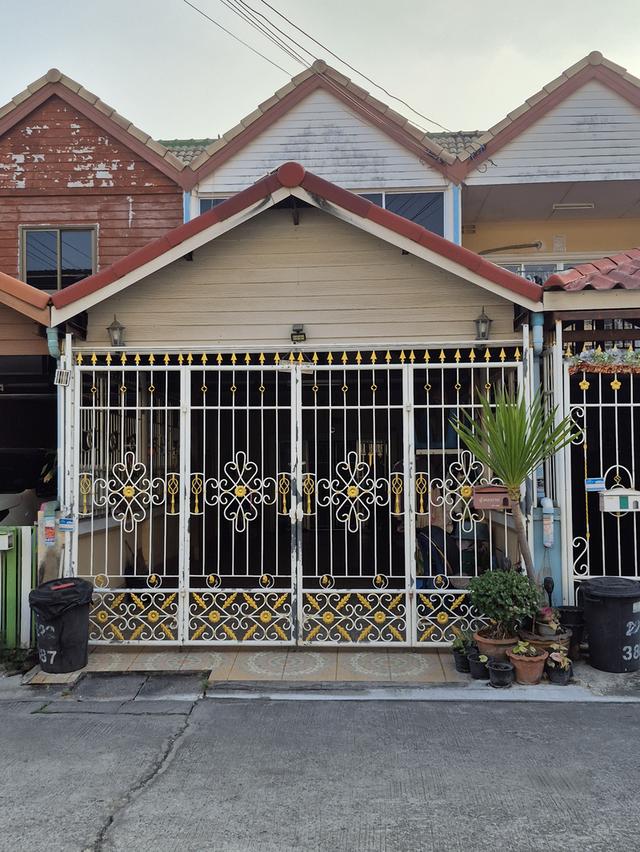 ทาวเฮ้าส์ 2 ชั้น 2ห้องนอน 2 ห้องน้ำ 1 ห้องโถง 1 ห้องครัว 2 ห้องเก็บของ 2 ที่จอดรถ 1